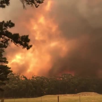 Massive Australian bushfire caught on camera