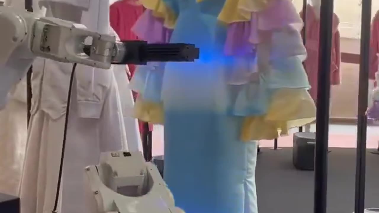 Όλα ψεύτικα στην εποχή μας.... Ακόμα και τα ρούχα!