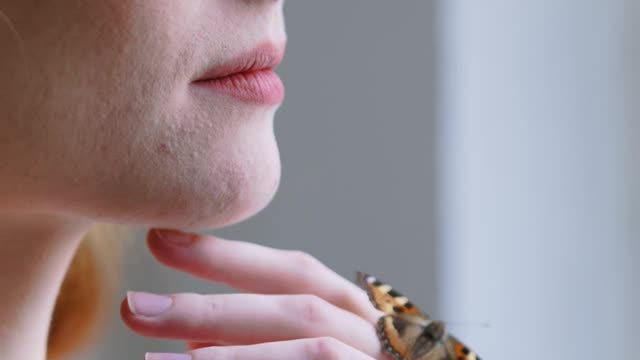 BEAUTIFUL WOMAN WITH BUTTERFLY ON HERE HAND