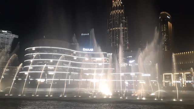 Amazing Dancing Fountain Show in Dubai