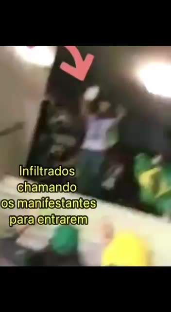 08 de Janeiro de 2023 Policiais incentivaram a entrada dos manifestantes no congresso.