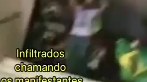 08 de Janeiro de 2023 Policiais incentivaram a entrada dos manifestantes no congresso.