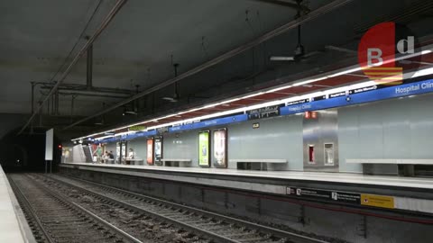 Ventiladores en los andenes de la estación de metro de Hospital Clínic