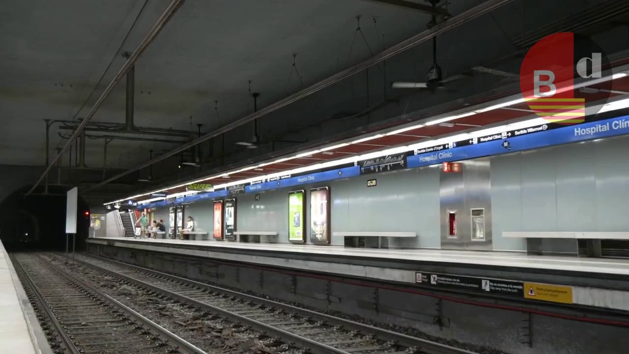 Ventiladores en los andenes de la estación de metro de Hospital Clínic