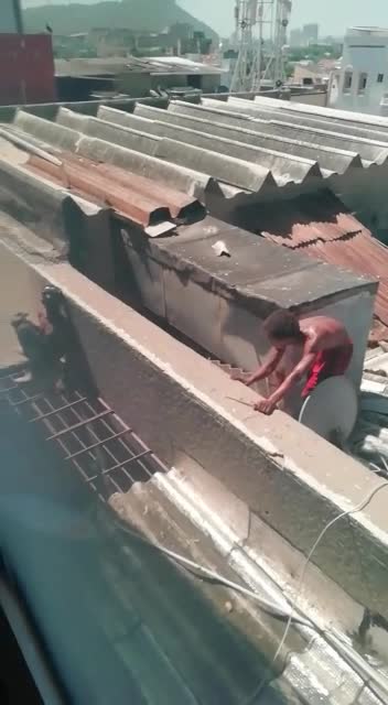 Habitantes de calle en el antiguo teatro La Matuna