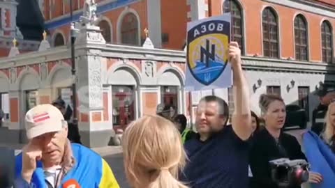 Lotyšká policie hlídá provokatéry s logy praporu Azov