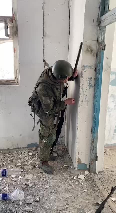 DPR soldiers in the Azovstal area smoking and scoping