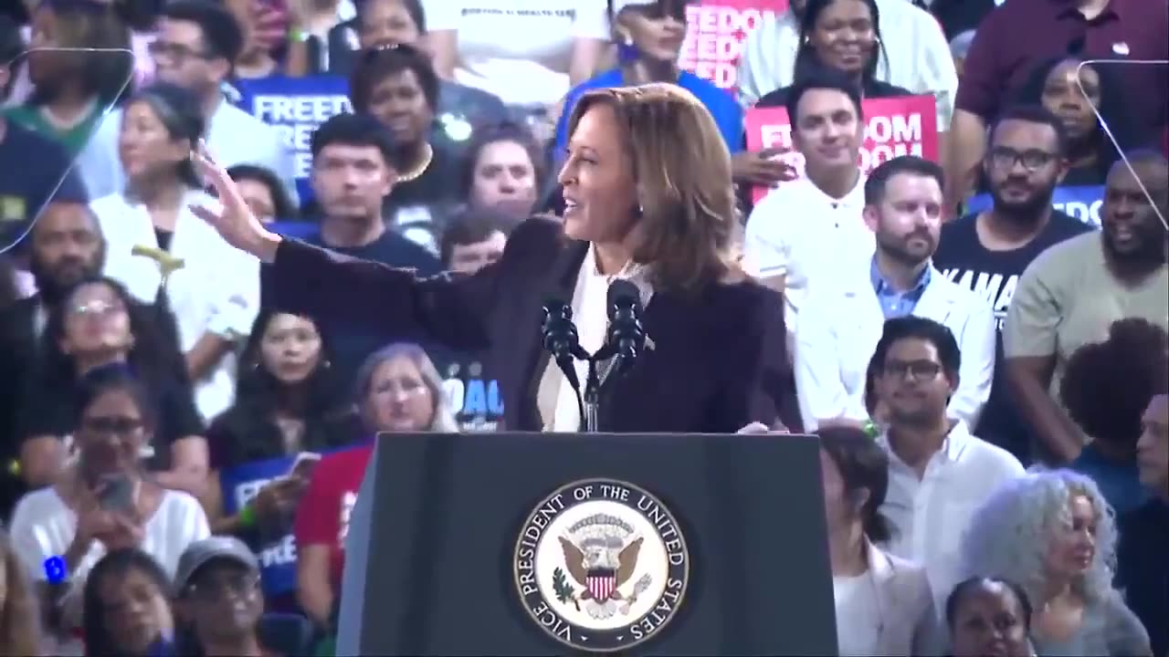 Kamala Harris Loses Control Of Crowd After No Beyoncé Performance At Houston Rally