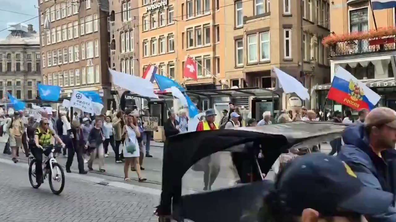 There are protests in the Netherlands against sending weapons to Ukraine.