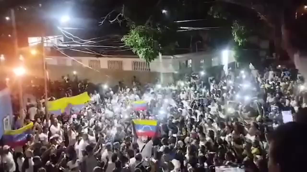 Venezuelan’s refuse to go home in La Guaira until every vote is counted