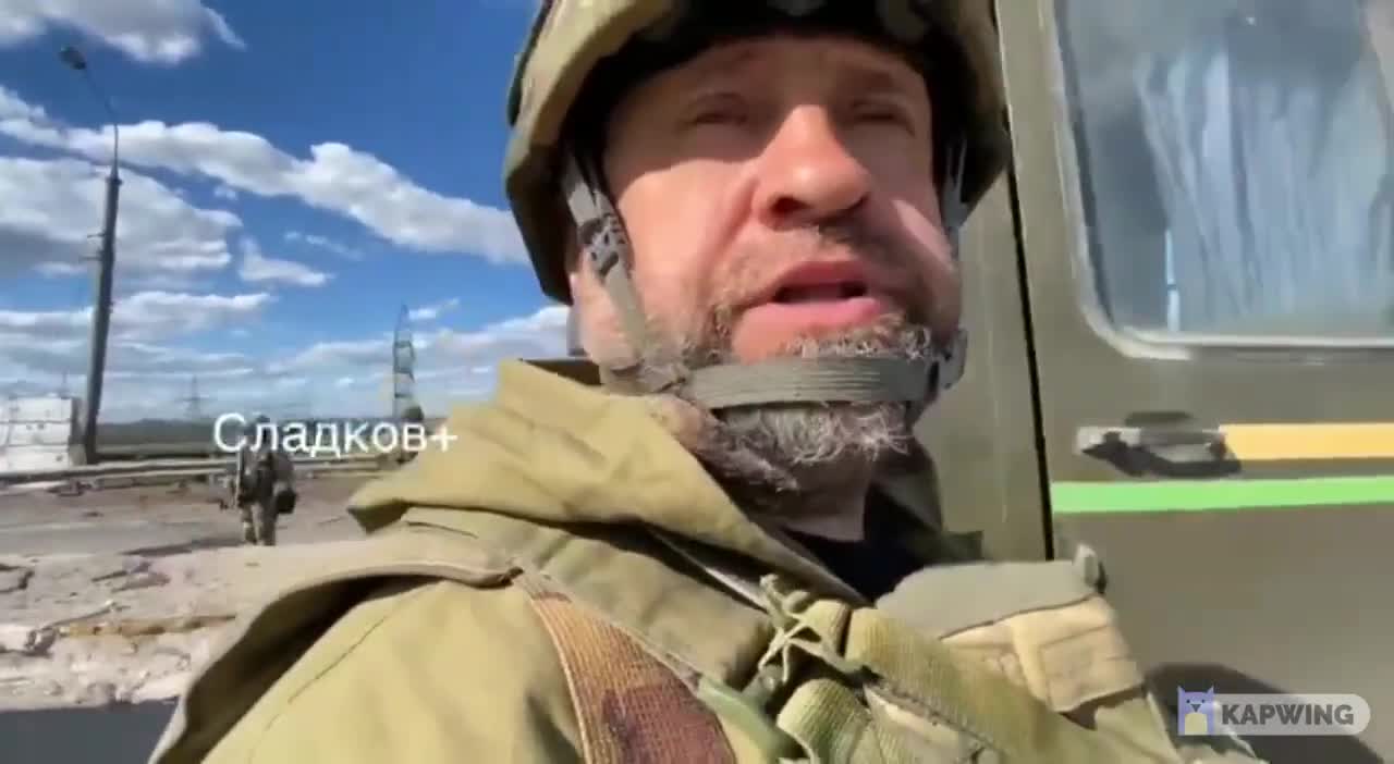 Ukrainian forces in Azov steel give up their weapons and became POWs.