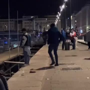 🇫🇷 The Frenchman explains to the migrant that public toilets exist—education is key! 🚻📚