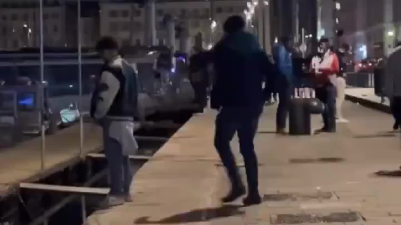 🇫🇷 The Frenchman explains to the migrant that public toilets exist—education is key! 🚻📚