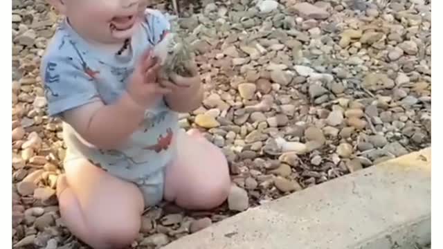 brave little baby 👶 🐸