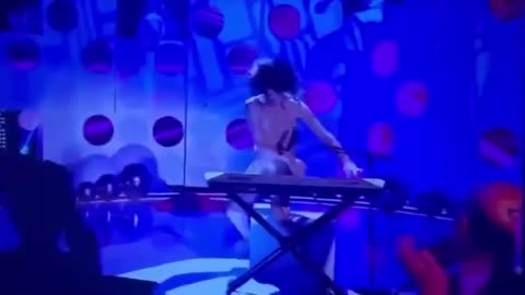 ▶ EXTRAIT-RQ + LIENS parus (23 oct 22) : Chanteuse transgenre joue du clavier avec son pénis.