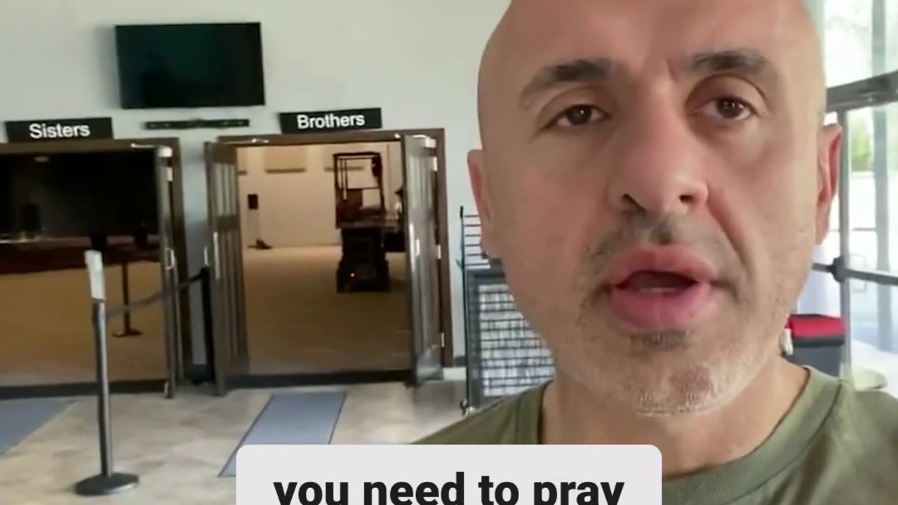 Sam Shamoun VISITS A MOSQUE & PRAYS To Jesus