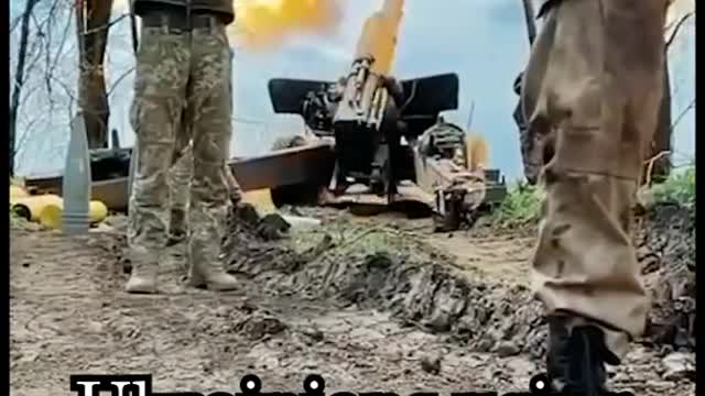 Ukrainian 152mm howitzer 2A65 Msta-B firing during Kherson offensive #shorts #ukraine