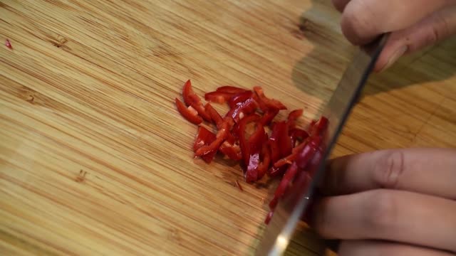 Kitchen knife and slicing