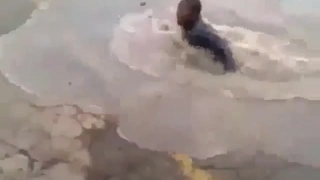 Stupid guy fall itself in the pit middle in the road