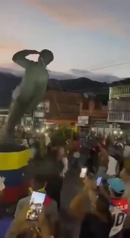 Venezuelan Citizens Decide To Take Down Statues Of Hugo Chávez Around Their Nation