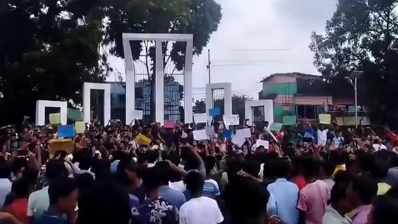 #Bangladesh Today, in #Thakurgaon town, thousands of Hindus gathered in