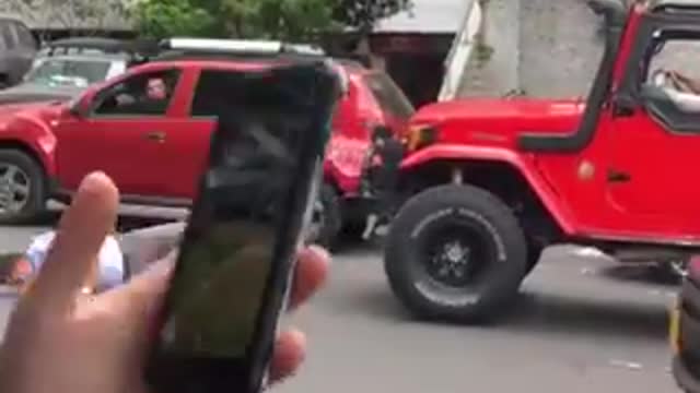 La infame agresión de conductor que le pasó el carro por encima a empleado del SITP