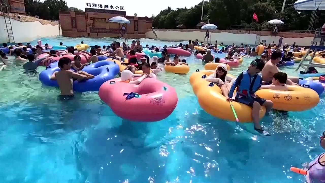 Crowds beat China heatwave at Shanghai waterpark