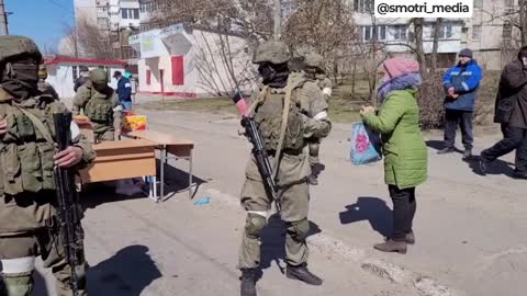 A humanly decent interaction of Russian soldiers with children during the distribution of