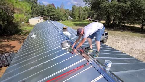 Metal roof on the trailer in Florida DONE