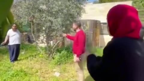 ISRAELI SETTLER tells Palestinian family: “If I don’t steal your land, someone else WILL”