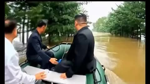 I wouldn't like to be this guy driving the boat 👀