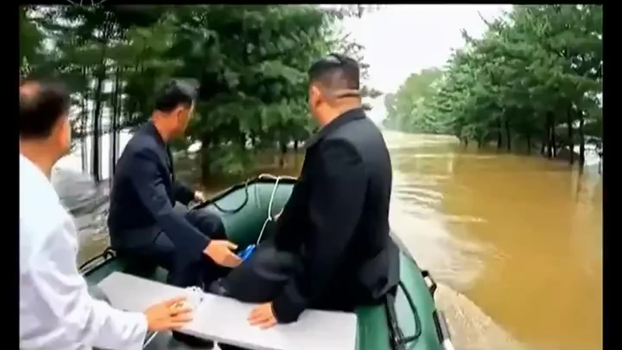I wouldn't like to be this guy driving the boat 👀