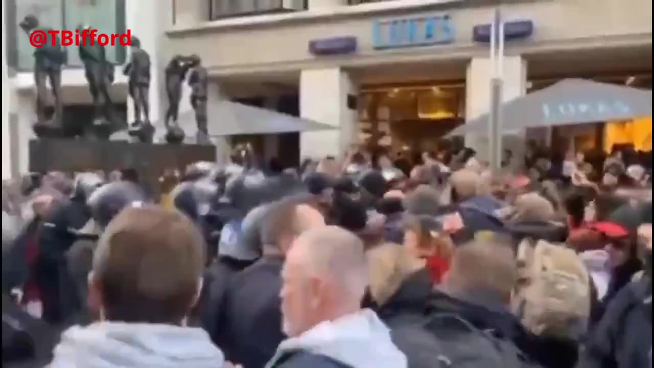 Germany, Police use tear gas and batons on elderly who protest against compulsory vaccinations