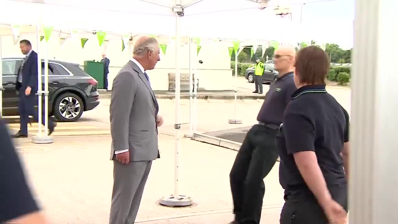 The man faints in front of King Charles (only video, no comment)