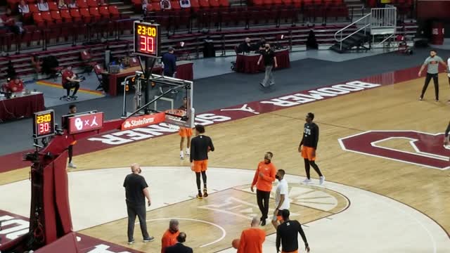 Cade Cunnigham and Oklahoma State warming up at Bedlam game