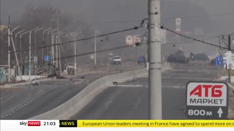 Ukraine War_ Kyiv residents dig trenches to fight Russians