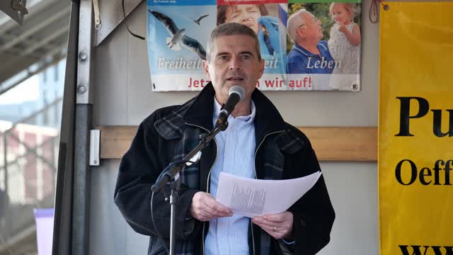 Gerald Brei spricht an der Kundgebung in Bern am 12. November 2021