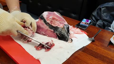 Tuna head disintegration! Tuna sashimi