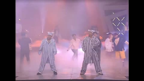 K-Pop Old School DEUX "TURN AROUND LOOK AT ME "