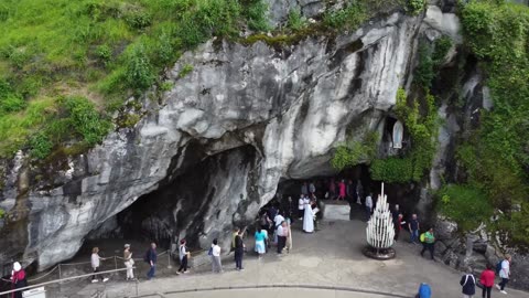 A Lengthy Chillaxing Flying Tour of Lourdes France - Reloaded
