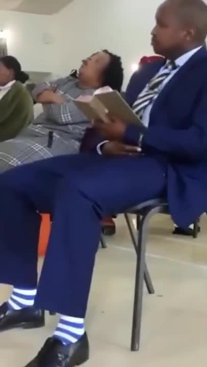 Her wig fell off while sleeping 😂😂😂