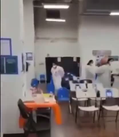Anti Covid 💉enter a vaccination clinic (🇺🇸N.Y) find its run by 🇨🇳CCP Vaccine Administrators❗️