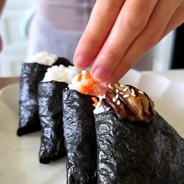 Triangle Gimbap 🍙 with Chickpea “Chuna” salad fillings 🌊 - RECIPE IN DESCRIPTION