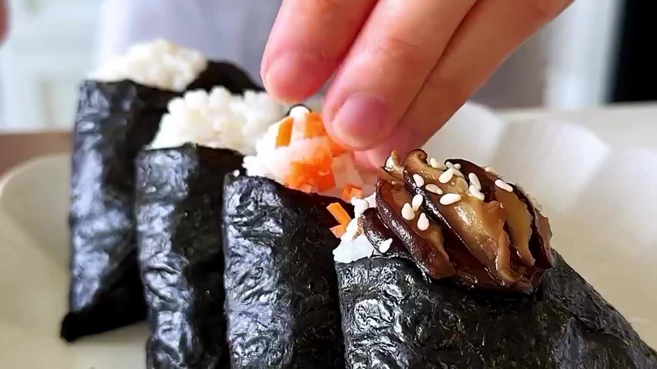 Triangle Gimbap 🍙 with Chickpea “Chuna” salad fillings 🌊 - RECIPE IN DESCRIPTION