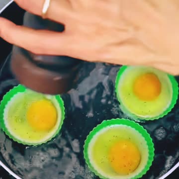 Cozinhando ovo na forma de silicone