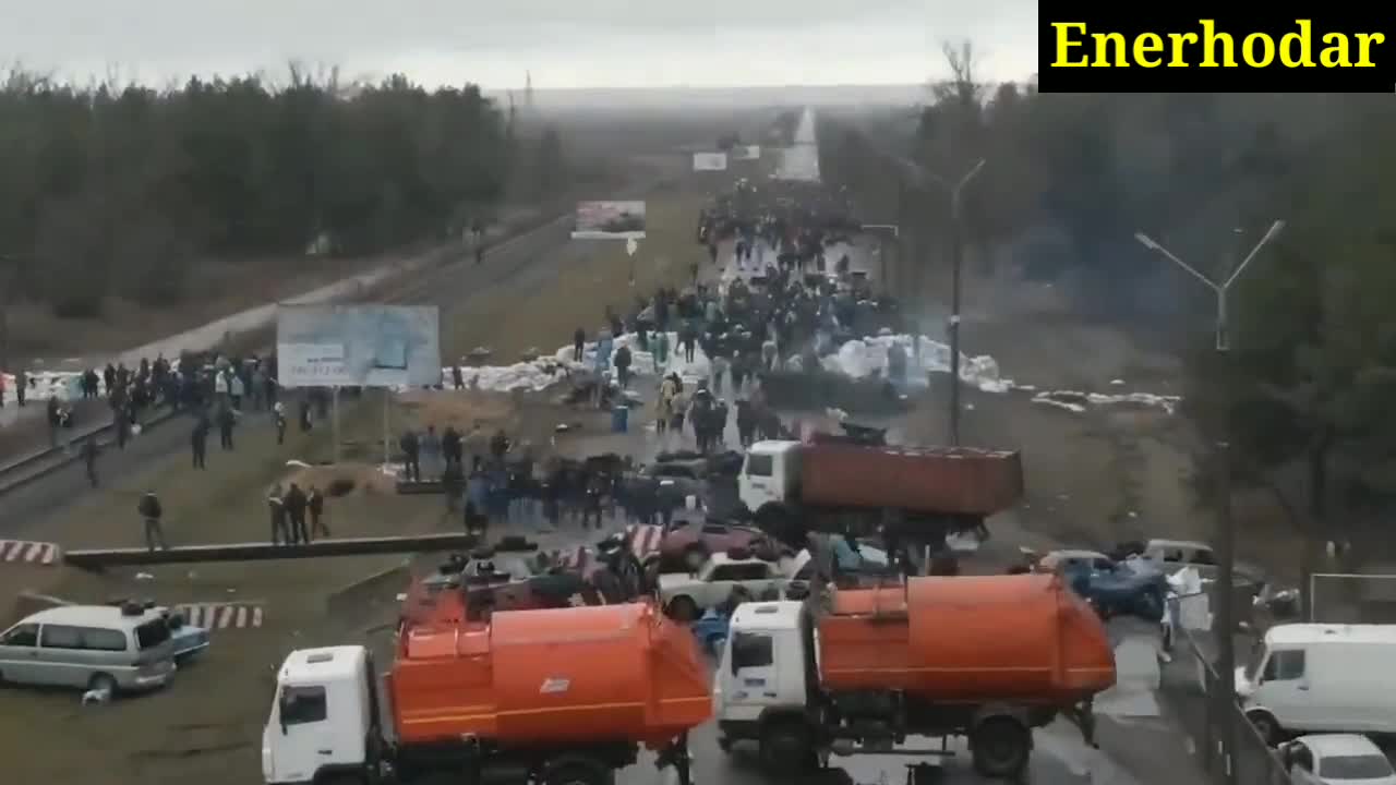 Ukrainians block Russian troops from a nuclear plant in Enerhodar