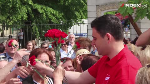 Bernardić podijelio karanfile građanima