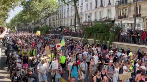 Paris en pie de guerra contra el masón globalista Macron