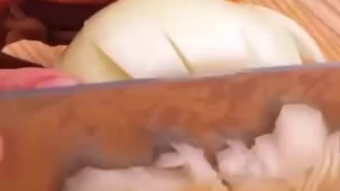 Lifehack slicing onions fast