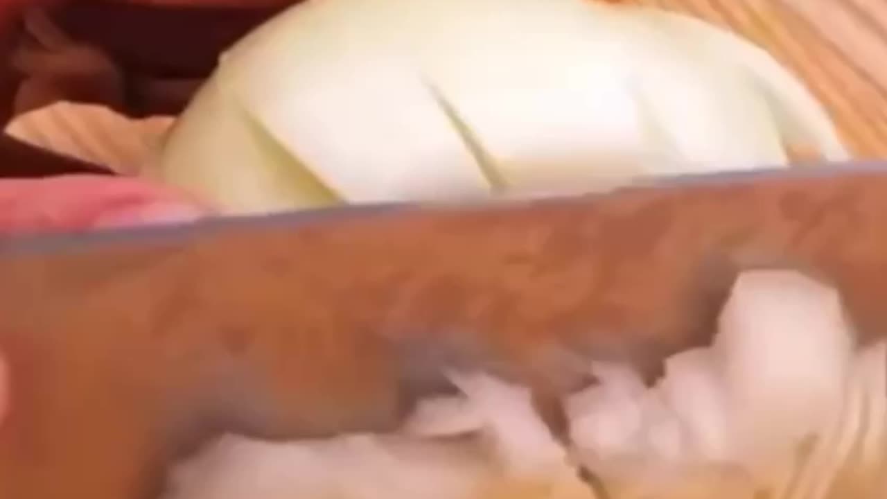 Lifehack slicing onions fast